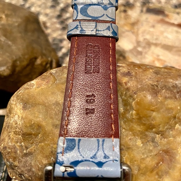 Coach Vintage Women’s Watch, with 3 sets of bands (size 19) case included - Picture 4 of 9